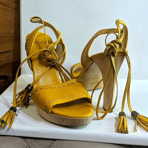 Hugo Boss Yellow tassel Sandel - Picture 1 of 2